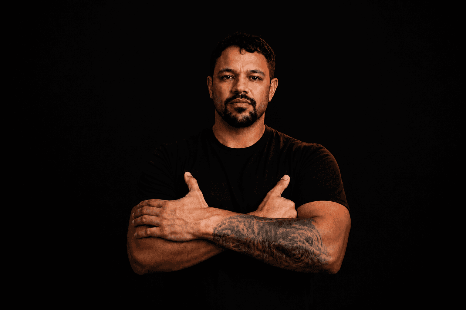 Alexandre, personal trainer, de braços cruzados